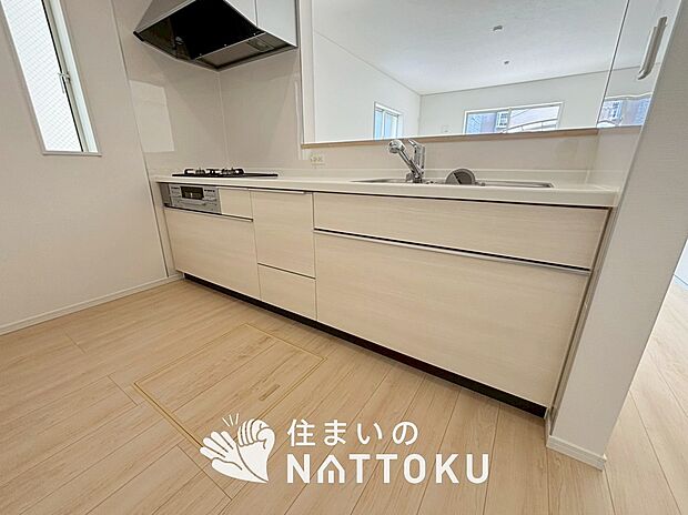 【現地写真(キッチン)】収納たっぷりのシステムキッチン、浄水器付水栓を標準装備しています。