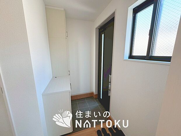 【現地写真(玄関)】玄関には、大型のシューズ収納を設置しています。