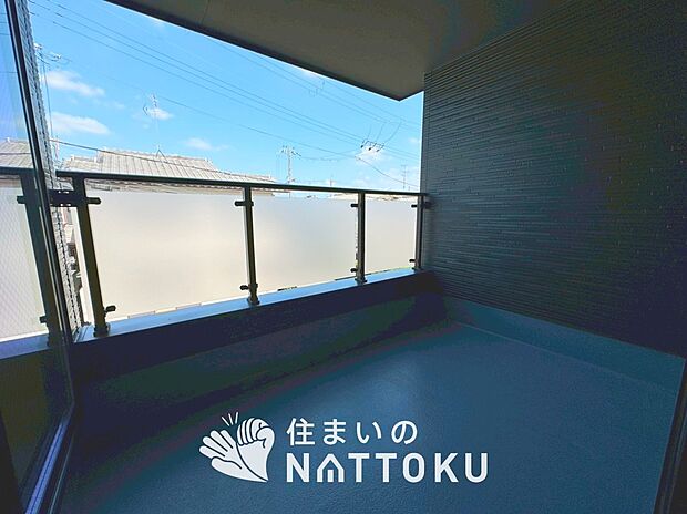 【バルコニー】奥行きが広く、洗濯物をゆったりと干せる十分な広さで、家族の洗濯も捗ります。