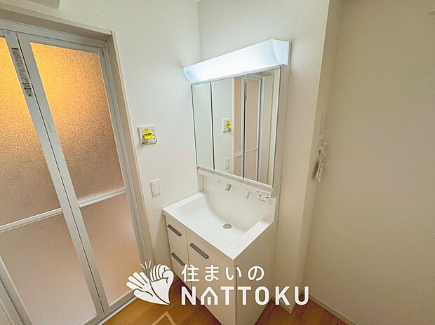 【洗面台・洗面所】鏡の両サイドは、必要なものを取出しやすく、大きな鏡面で朝の準備も快適。
使いやすいリフトアップ機能付きのシングルレバーシャワー水栓付です。
