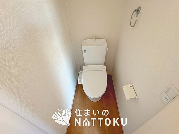 【トイレ】汚れてもサッとひと拭きでお手入れ簡単、エコ仕様の温水洗浄便座付きのトイレです。
バリアフリーにも配慮しています。