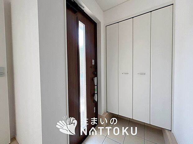 【現地写真(玄関)】玄関には、大型のシューズ収納を設置しています。