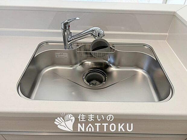 【浄水器内臓ハンドシャワー付シンク】広々とした凸型シンクに洗剤ポケットを標準装備。すっきり収納できます。
また、蛇口の先端に浄水器を内蔵しているため場所をとりません。