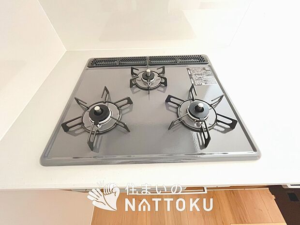 【ビルトインコンロ】フラットな構造で清掃性が高く、過熱防止センサー付3口タイプで日頃の家事も快適です。
