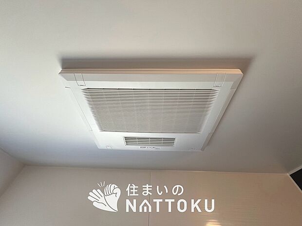 【電気式浴室暖房換気乾燥機】寒い冬場はあたたかく、暑い夏場は扇風機のような心地よさです。
雨の日は、浴室が衣類乾燥スペースになります。
