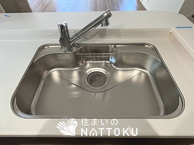 【浄水器内臓型ハンドシャワー付シンク】傷や汚れが付きにくい静音仕様の全面エンボス加工シンク。
また、蛇口の先端に浄水器を内蔵。浄水シャワーが使える毎分4リットルのたっぷり浄水。