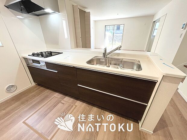 【現地写真(キッチン)】収納たっぷりのシステムキッチン、浄水器付水栓を標準装備しています。
