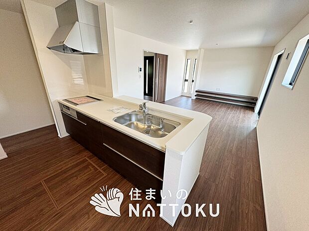 【現地写真(キッチン)】収納たっぷりのシステムキッチン、浄水器付水栓を標準装備しています。