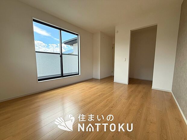 【現地写真(寝室)】木目の美しさを際立たせるシンプルデザインの建具を使用しています。