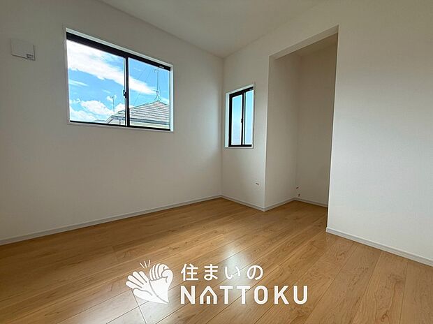 【現地写真(洋室)】木目の美しさを際立たせるシンプルデザインの建具を使用しています。