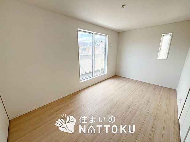 【現地写真(寝室)】木目の美しさを際立たせるシンプルデザインの建具を使用しています。