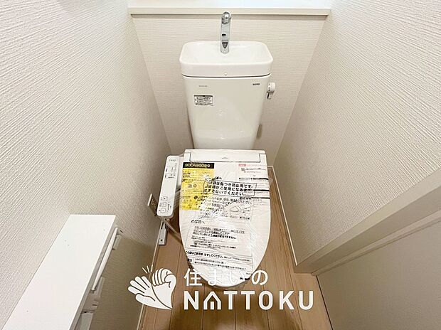 【トイレ】汚れてもサッとひと拭きでお手入れ簡単、エコ仕様の温水洗浄便座付きのトイレです。
バリアフリーにも配慮しています。