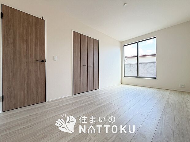 【現地写真(寝室)】木目の美しさを際立たせるシンプルデザインの建具を使用しています。