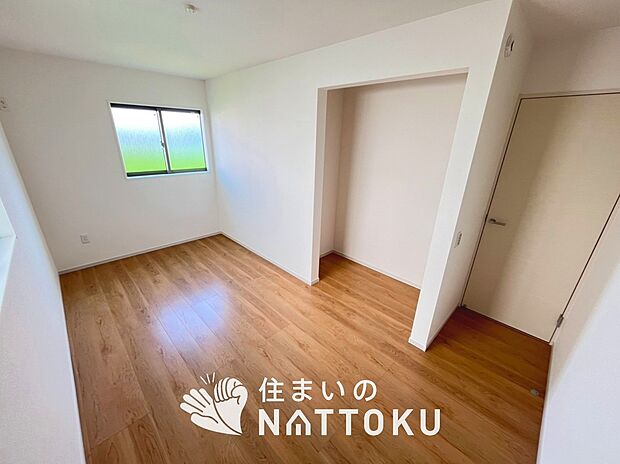【現地写真（寝室）】木目の美しさを際立たせるシンプルデザインの建具を使用しています。