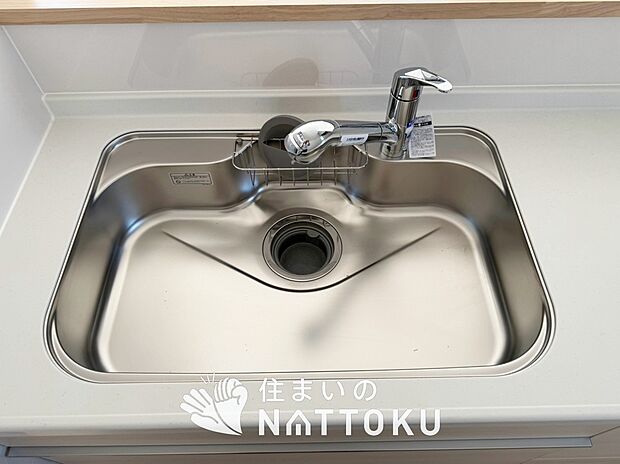 【浄水器一体型シャワー水栓付シンク】広々とした凸型シンクに洗剤ポケットを標準装備。すっきり収納できます。
また、蛇口の先端に浄水器を内蔵しているため場所をとりません。