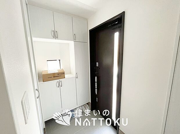 【現地写真(玄関)】玄関には、大型のシューズ収納を設置しています。