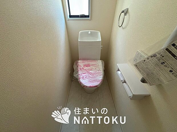 【トイレ】汚れてもサッとひと拭きでお手入れ簡単、エコ仕様の温水洗浄便座付きのトイレです。
バリアフリーにも配慮しています。