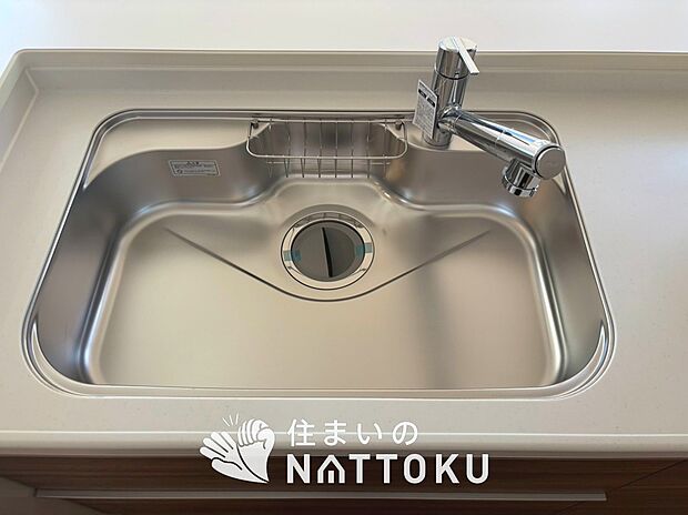 【浄水器内臓型ハンドシャワー付シンク】傷や汚れが付きにくい静音仕様の全面エンボス加工シンク。
また、蛇口の先端に浄水器を内蔵。浄水シャワーが使える毎分4リットルのたっぷり浄水。
