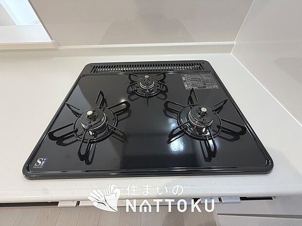 【ビルトインコンロ】フラットな構造で清掃性が高く、過熱防止センサー付3口タイプで日頃の家事も快適です。
