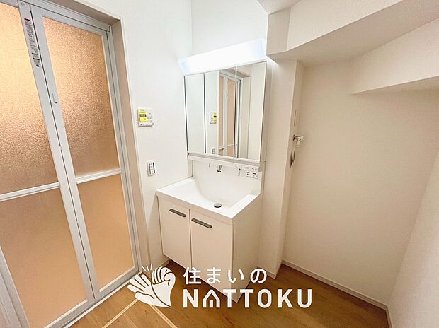 【洗面台・洗面所】鏡の両サイドは、必要なものを取出しやすく、大きな鏡面で朝の準備も快適。
使いやすいリフトアップ機能付きのシングルレバーシャワー水栓付です。
