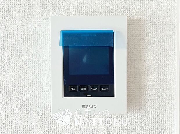 【TVモニター付インターホン】来訪者を画像と音声で確認できる、防犯性に優れた安心のシステム。
スッキリしたデザインで、誰でも簡単に操作できます。