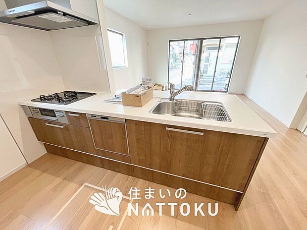 【現地写真（キッチン）】収納たっぷりのシステムキッチン、浄水器付水栓を標準装備しています。
