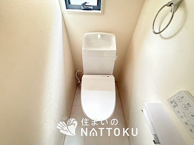 【トイレ】汚れてもサッとひと拭きでお手入れ簡単、エコ仕様の温水洗浄便座付きのトイレです。
バリアフリーにも配慮しています。