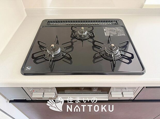 【ビルトインコンロ】フラットな構造で清掃性が高く、過熱防止センサー付3口タイプで日頃の家事も快適です。