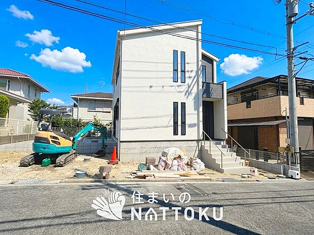 【現地写真(外観)】雨で汚れを落とし、耐久性・耐候性に優れた外壁を使用しています。