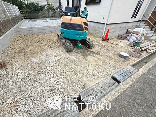 【現地写真(駐車場)】駐車スペースが広く、運転が苦手な方も安心です。
