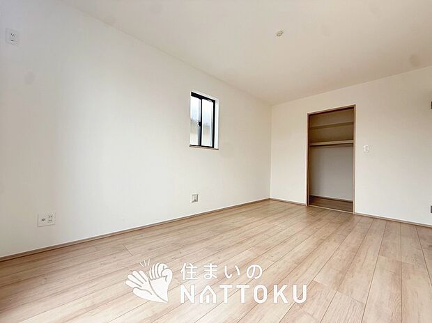 【現地写真(寝室)】木目の美しさを際立たせるシンプルデザインの建具を使用しています。