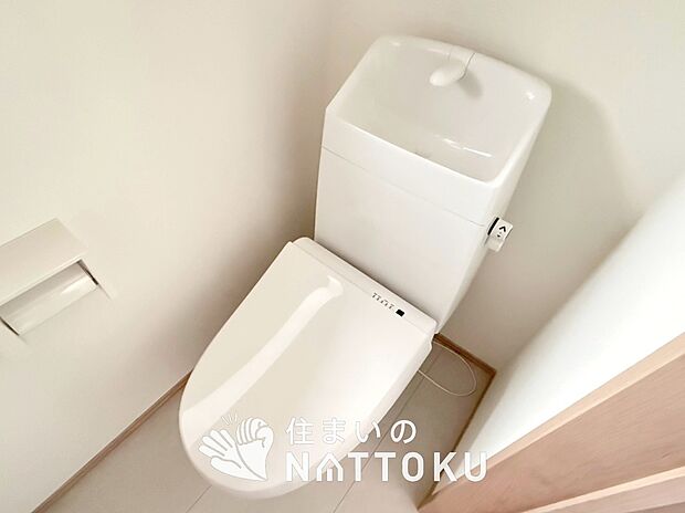 【トイレ】汚れてもサッとひと拭きでお手入れ簡単、エコ仕様の温水洗浄便座付きのトイレです。
バリアフリーにも配慮しています。