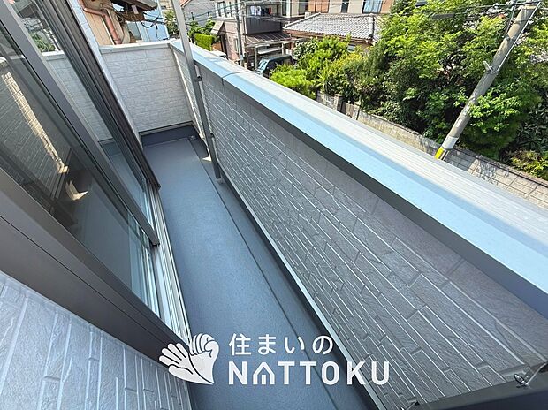 【バルコニー】奥行きが広く、洗濯物をゆったりと干せる十分な広さで、家族の洗濯も捗ります。
