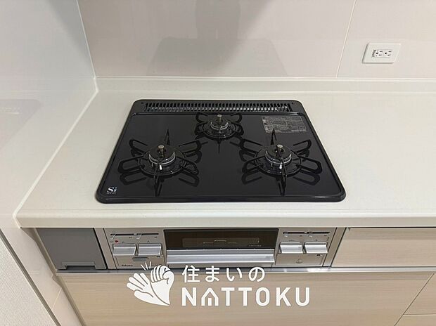 【ビルトインコンロ】フラットな構造で清掃性が高く、過熱防止センサー付3口タイプで日頃の家事も快適です。