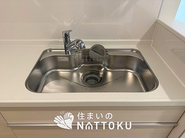 【浄水器内臓ハンドシャワー付シンク】広々とした凸型シンクに洗剤ポケットを標準装備。すっきり収納できます。
また、蛇口の先端に浄水器を内蔵しているため場所をとりません。