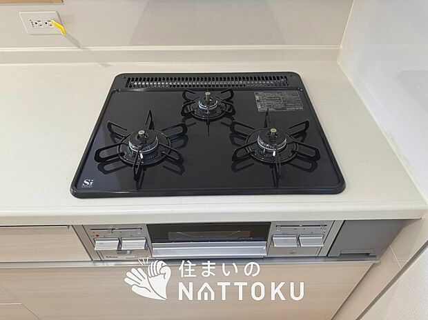 【ビルトインコンロ】フラットな構造で清掃性が高く、過熱防止センサー付3口タイプで日頃の家事も快適です。