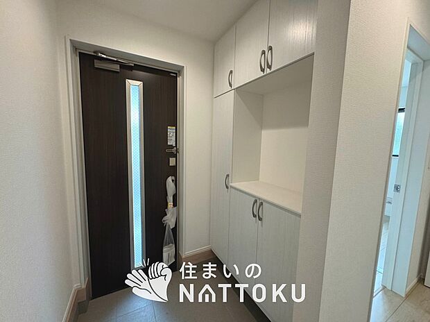【現地写真(玄関)】玄関には、大型のシューズ収納を設置しています。