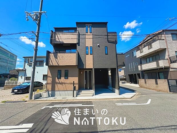 【現地写真(前道含む外観)】軽くて火災に強い屋根材を採用し、地震時の建物への負担や揺れを軽減しています。