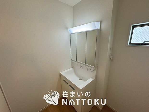 【洗面台・洗面所】鏡の両サイドは、必要なものを取出しやすく、大きな鏡面で朝の準備も快適。
使いやすいリフトアップ機能付きのシングルレバーシャワー水栓付です。