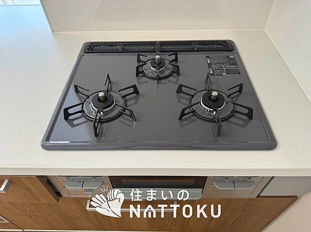 【ビルトインコンロ】フラットな構造で清掃性が高く、過熱防止センサー付3口タイプで日頃の家事も快適です。
