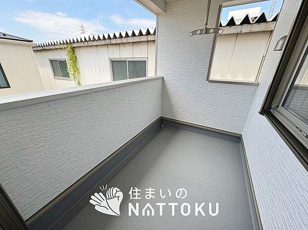 【バルコニー】奥行きが広く、洗濯物をゆったりと干せる十分な広さで、家族の洗濯も捗ります。