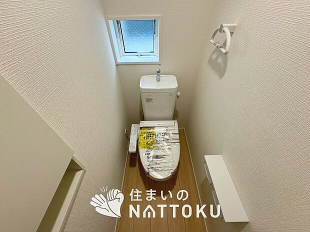 【トイレ】汚れてもサッとひと拭きでお手入れ簡単、エコ仕様の温水洗浄便座付きのトイレです。
バリアフリーにも配慮しています。