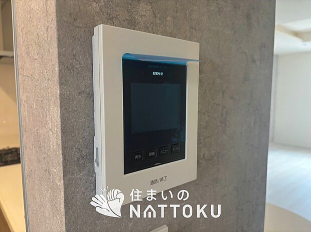 【TVモニター付インターホン】手放し通話ができ、送話表示灯で送話・受話状態が確認できます。
映像と音声で玄関先の様子をチェックできるモニター機能や、夜間の訪問者の顔も確認できるLEDライトを装備しています。