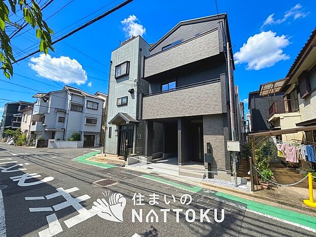【現地写真(外観)】雨で汚れを落とし、耐久性・耐候性に優れた外壁を使用しています。