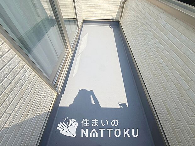 【バルコニー】奥行きが広く、洗濯物をゆったりと干せる十分な広さで、家族の洗濯も捗ります。