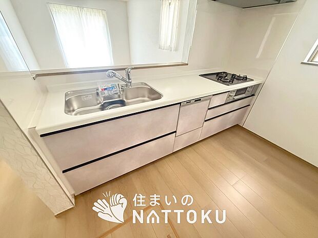 【現地写真(キッチン)】収納たっぷりのシステムキッチン、浄水器付水栓を標準装備しています。