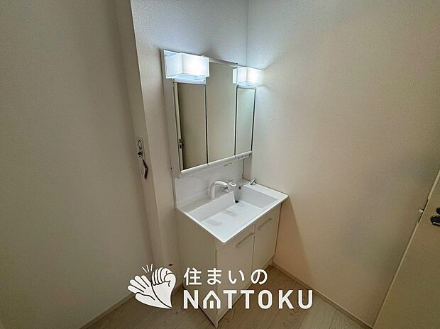 【洗面台・洗面所】鏡の両サイドは、必要なものを取出しやすく、大きな鏡面で朝の準備も快適。
使いやすいリフトアップ機能付きのシングルレバーシャワー水栓付です。