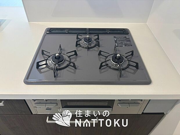 【ビルトインコンロ】フラットな構造で清掃性が高く、過熱防止センサー付3口タイプで日頃の家事も快適です。