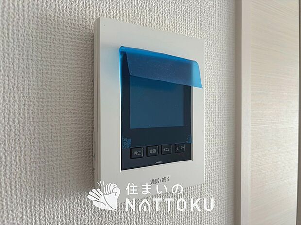 【フラットな構造で清掃性が高く、過熱防止センサー付3口タイプで】来訪者を画像と音声で確認できる、防犯性に優れた安心のシステム。
スッキリしたデザインで、誰でも簡単に操作できます。