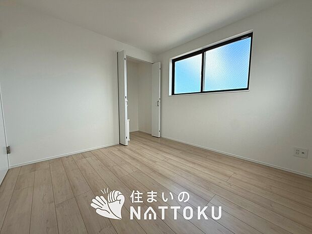 【現地写真(洋室)】木目の美しさを際立たせるシンプルデザインの建具を使用しています。